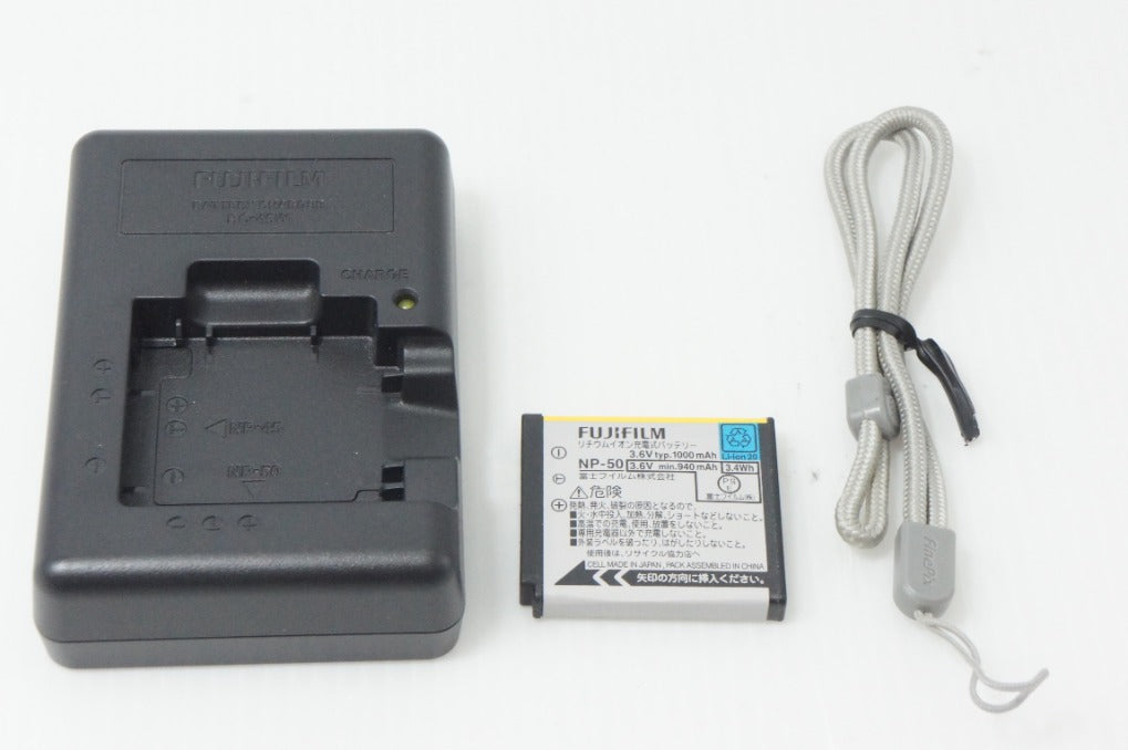 良品 FUJIFILM フジフィルム FinePix F70EXR コンパクトデジタルカメラ シルバー 260820ka