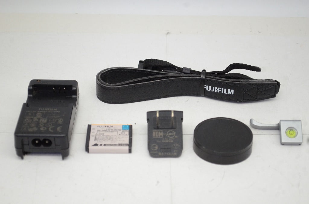 FUJIFILM フジフィルム X20 コンパクトデジタルカメラ シルバー 251007j