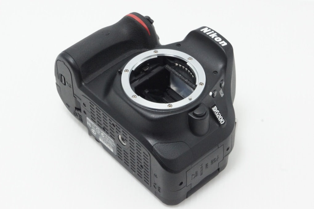 美品 Nikon ニコン D5200 ボディ + AF-S DX 18-55mm VR レンズキット デジタル一眼レフカメラ 260618s