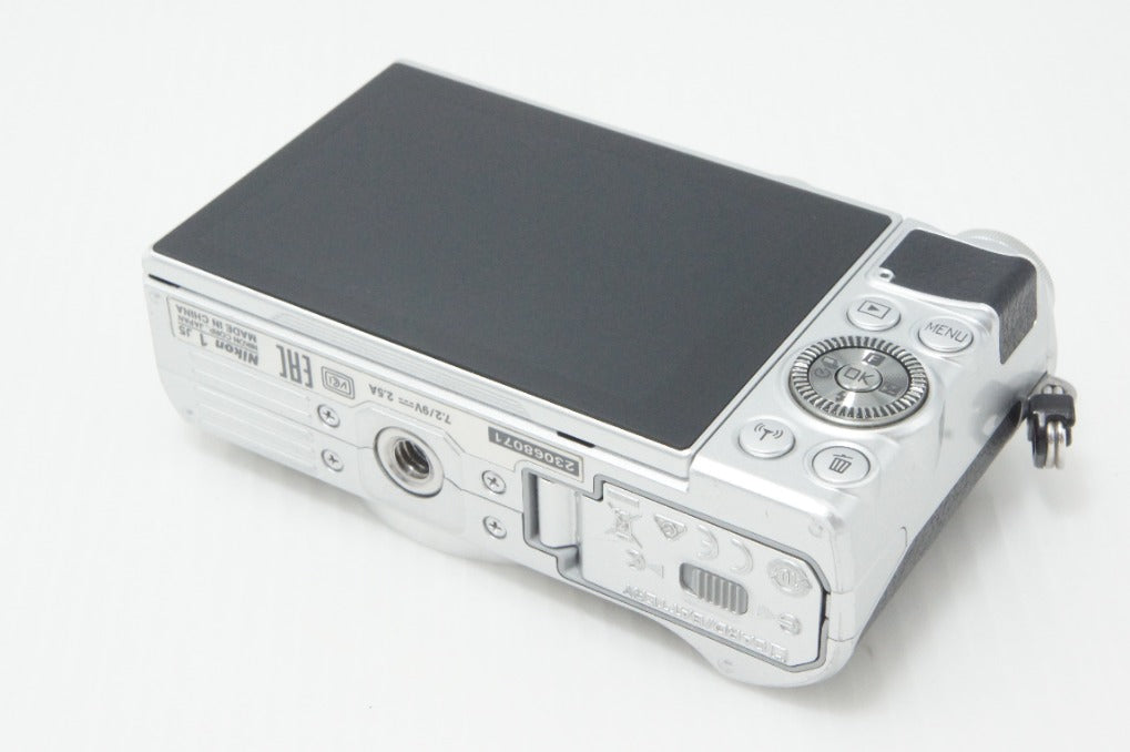 良品 Nikon ニコン 1 J5 ボディ ミラーレス一眼カメラ シルバー