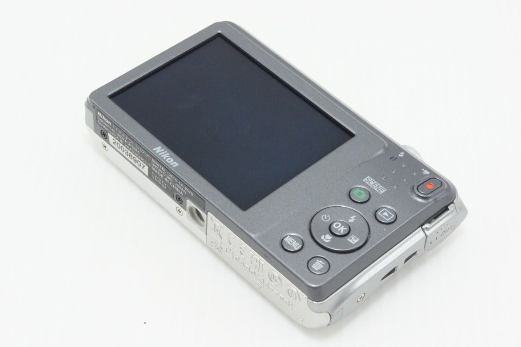 美品 Nikon ニコン COOLPIX S3700 コンパクトデジタルカメラ シルバー 元箱付 260701a