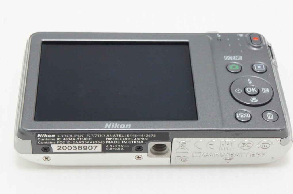 美品 Nikon ニコン COOLPIX S3700 コンパクトデジタルカメラ シルバー 元箱付 260701a