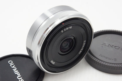 美品 SONY ソニー E 16mm F2.8 SEL16F28 単焦点レンズ シルバー Eマウント APS-C 260701af