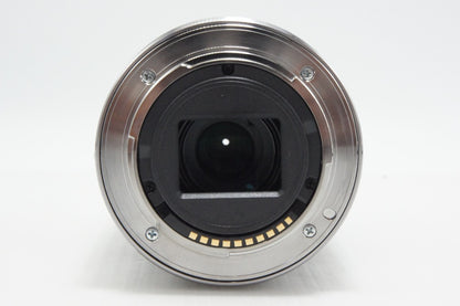 美品 SONY ソニー E 55-210mm F4.5-6.3 OSS SEL55210 シルバー Eマウント APS-C ズームレンズ フード付 260701ag