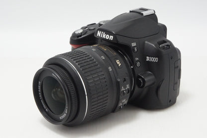 美品 Nikon ニコン D3000 レンズキット (AF-S DX NIKKOR 18-55mm F3.5-5.6G VR) デジタル一眼レフカメラ 260706a