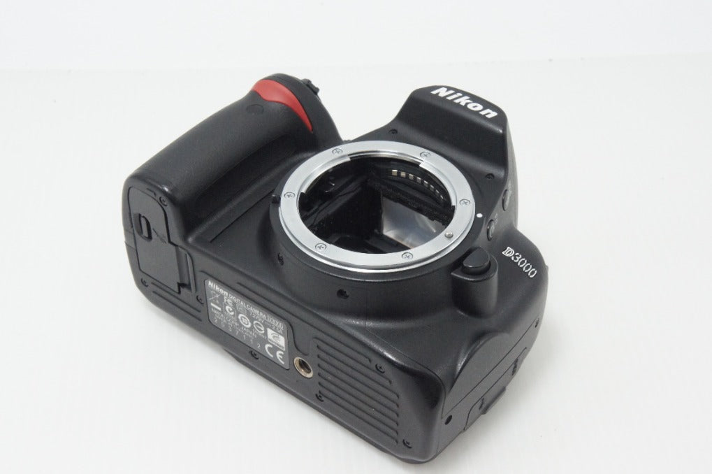 美品 Nikon ニコン D3000 レンズキット (AF-S DX NIKKOR 18-55mm F3.5-5.6G VR) デジタル一眼レフカメラ 260706a