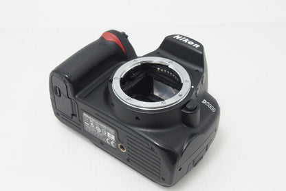 美品 Nikon ニコン D3000 レンズキット (AF-S DX NIKKOR 18-55mm F3.5-5.6G VR) デジタル一眼レフカメラ 260706a