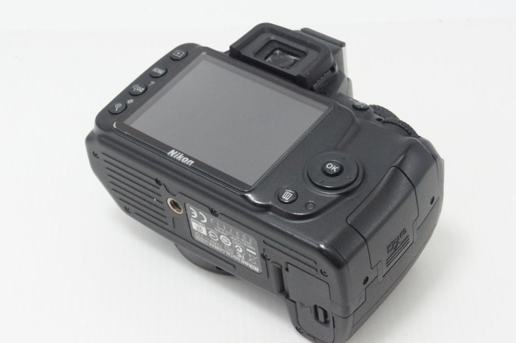 美品 Nikon ニコン D3000 レンズキット (AF-S DX NIKKOR 18-55mm F3.5-5.6G VR) デジタル一眼レフカメラ 260706a