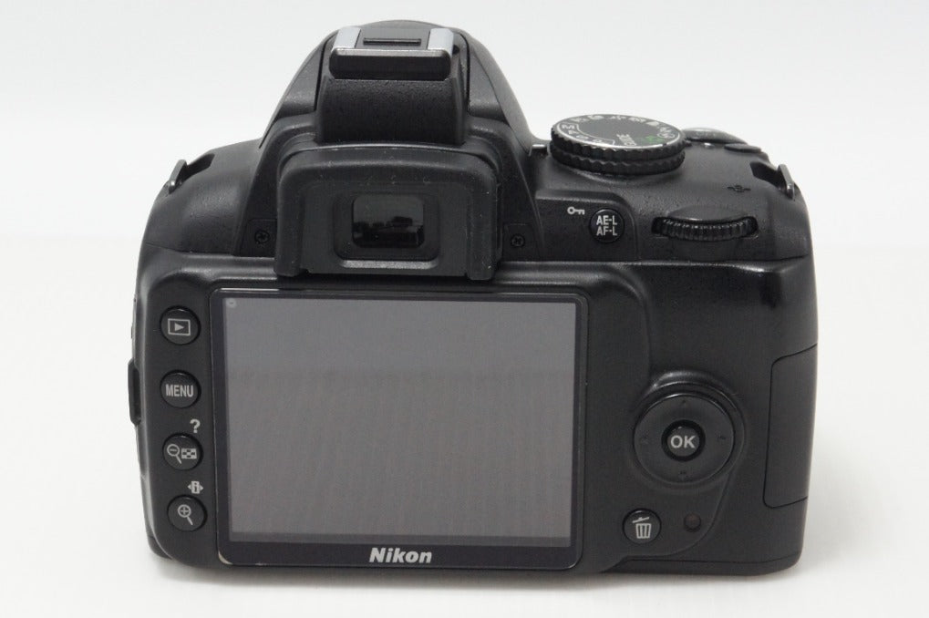 美品 Nikon ニコン D3000 レンズキット (AF-S DX NIKKOR 18-55mm F3.5-5.6G VR) デジタル一眼レフカメラ 260706a