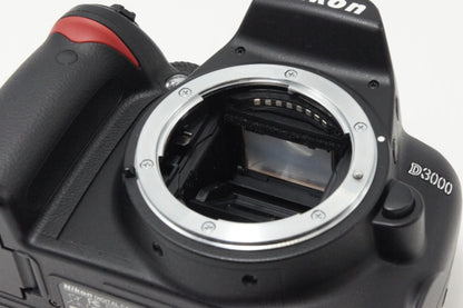 美品 Nikon ニコン D3000 レンズキット (AF-S DX NIKKOR 18-55mm F3.5-5.6G VR) デジタル一眼レフカメラ 260706a