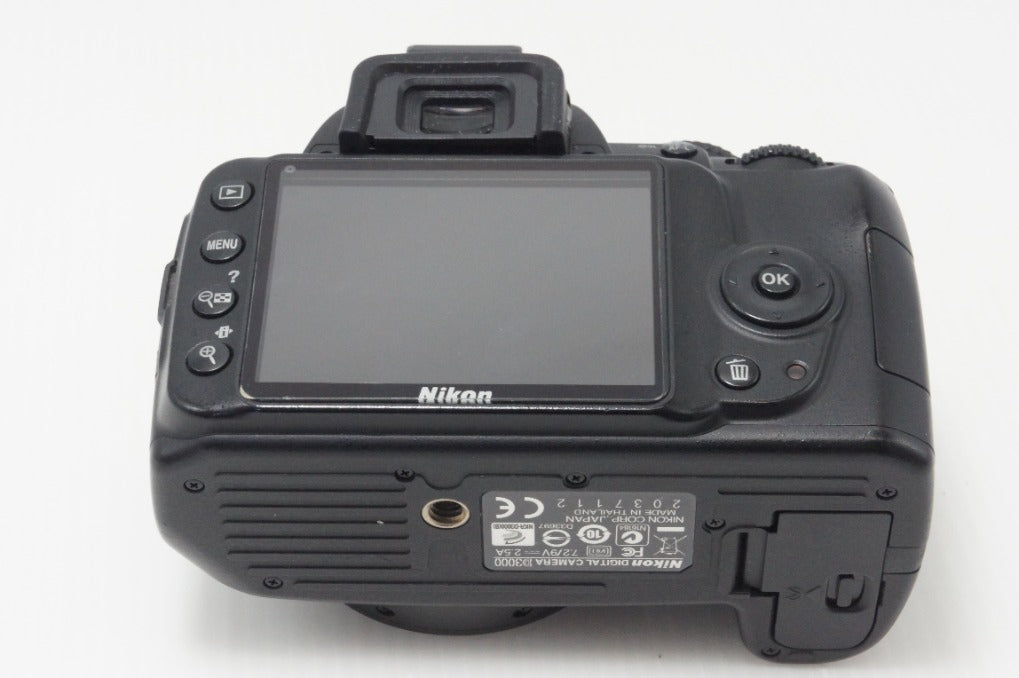 美品 Nikon ニコン D3000 レンズキット (AF-S DX NIKKOR 18-55mm F3.5-5.6G VR) デジタル一眼レフカメラ 260706a