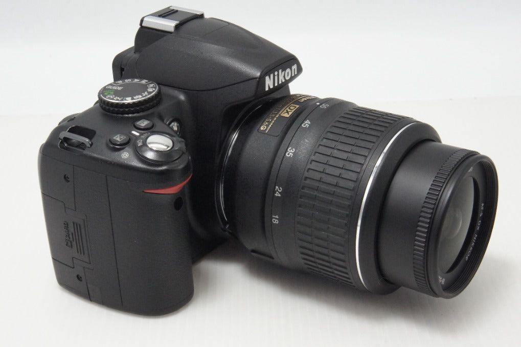 美品 Nikon ニコン D3000 レンズキット (AF-S DX NIKKOR 18-55mm F3.5-5.6G VR) デジタル一眼レフカメラ 260706a