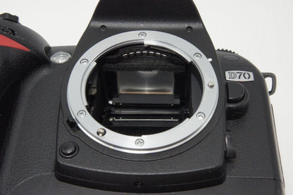 美品 Nikon ニコン D70 ボディ デジタル一眼レフカメラ 260708k