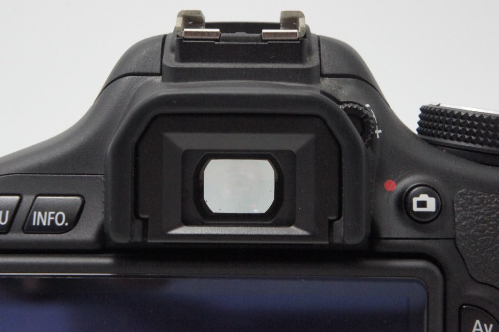良品 Canon キヤノン EOS Kiss X5 ボディ + EF-S 18-55mm IS II レンズキット デジタル一眼レフカメラ 260708y