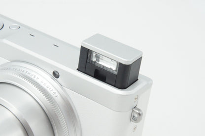 美品 FUJIFILM フジフィルム XQ2 コンパクトデジタルカメラ ホワイト 元箱付 260717am