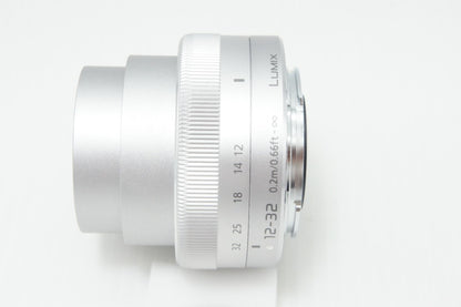 美品 Panasonic LUMIX G VARIO 12-32mm F3.5-5.6 ASPH. MEGA O.I.S. H-FS12032 シルバー マイクロフォーサーズ 260723m