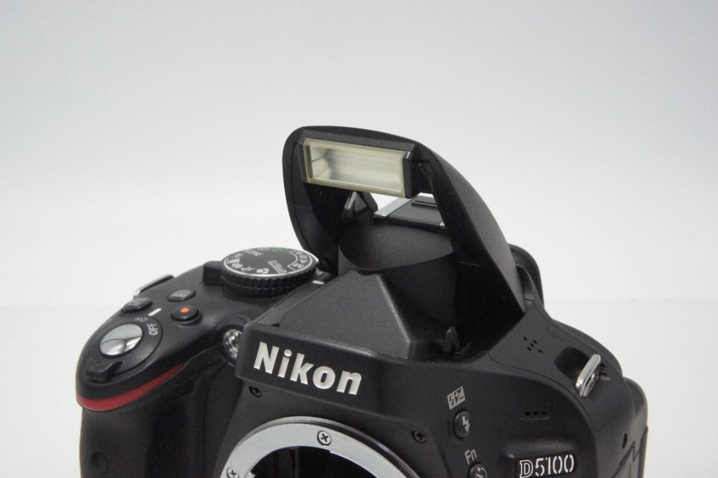 Nikon ニコン D5100 ボディ + AF-S DX NIKKOR 18-55mm VR レンズキット デジタル一眼レフカメラ 260728j