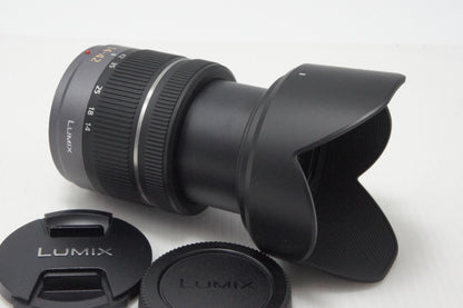 美品 Panasonic LUMIX G VARIO 14-42mm F3.5-5.6 ASPH. MEGA O.I.S H-FS014042 マイクロフォーサーズ フード付 260728q