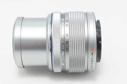 良品 OLYMPUS オリンパス M.ZUIKO DIGITAL 14-42mm F3.5-5.6 II R マイクロフォーサーズ シルバー ズームレンズ 260812ae