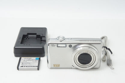 良品 FUJIFILM フジフィルム FinePix F70EXR コンパクトデジタルカメラ シルバー 260820ka