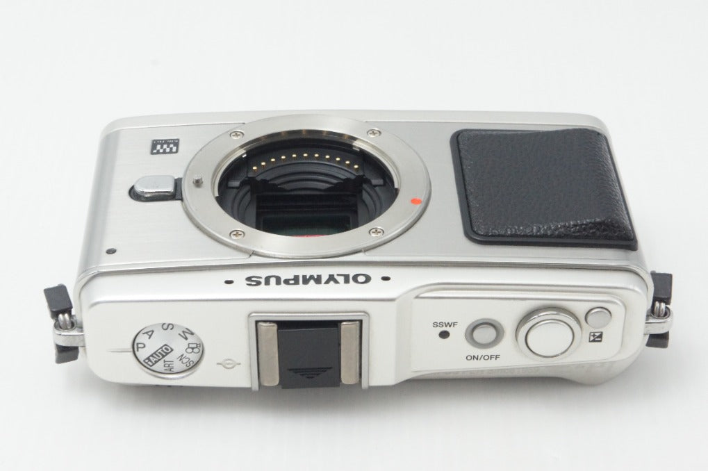 OLYMPUS オリンパス PEN E-P1 ボディ ミラーレス一眼カメラ シルバー 260831x