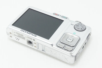 美品 OLYMPUS オリンパス CAMEDIA FE-240 コンパクトデジタルカメラ シルバー 元箱付 261001a