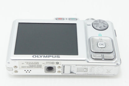 美品 OLYMPUS オリンパス CAMEDIA FE-240 コンパクトデジタルカメラ シルバー 元箱付 261001a