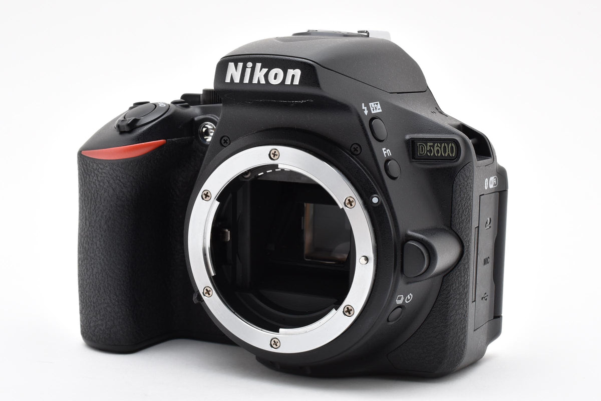 美品 Nikon ニコン D5600 ボディ デジタル一眼レフカメラ 260924n