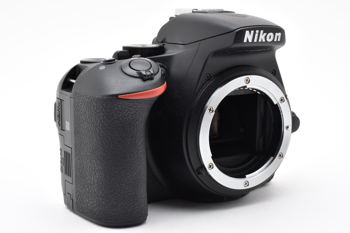 美品 Nikon ニコン D5600 ボディ デジタル一眼レフカメラ 260924n