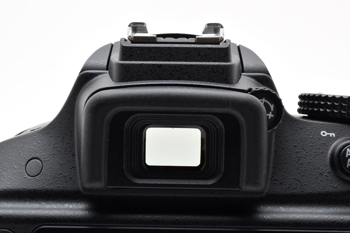 美品 Nikon ニコン D3300 ボディ + AF-S DX 18-55 VR II レンズキット デジタル一眼レフカメラ 260924j