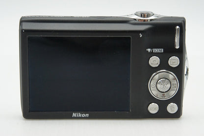 良品 Nikon ニコン COOLPIX S3000 コンパクトデジタルカメラ シルバー ケース付 260205e