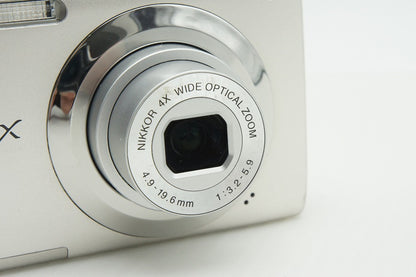 良品 Nikon ニコン COOLPIX S3000 コンパクトデジタルカメラ シルバー ケース付 260205e