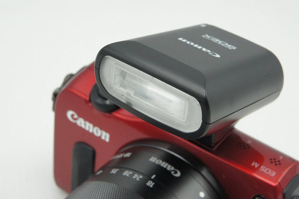 美品 Canon EOS M ボディ+ EF-M 18-55mm IS STM レンズキット ミラーレス レッド SPEEDLITE 90EX ストロボ付 260211t