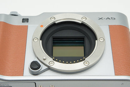 美品 FUJIFILM X-A5 ボディ+ XC 15-45mm F3.5-5.6 OIS PZ レンズキット ミラーレス一眼カメラ ブラウン 元箱付 260217f