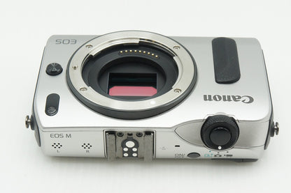 美品 Canon キヤノン EOS M ボディ ミラーレス一眼カメラ シルバー 260220d