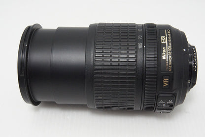 美品 Nikon ニコン AF-S DX NIKKOR 18-105mm F3.5-5.6G ED VR APS-C ズームレンズ フード付 260529a
