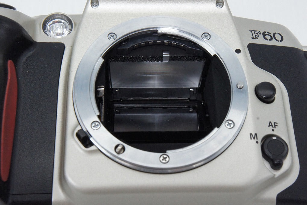 良品 Nikon ニコン F60 ボディ 35mmフィルム一眼レフカメラ シルバー