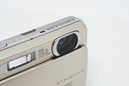 美品 FUJIFILM 富士フイルム FinePix Z800EXR コンパクトデジタルカメラ ゴールド ケース付 260918ac