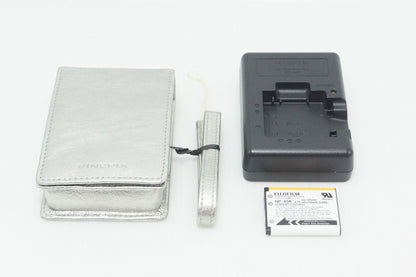 美品 FUJIFILM 富士フイルム FinePix Z800EXR コンパクトデジタルカメラ ゴールド ケース付 260918ac