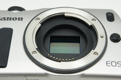 美品 Canon EOS M + EF-M 18-55mm IS STM レンズキット ミラーレス一眼カメラ シルバー スピードライト90EX付 260304a