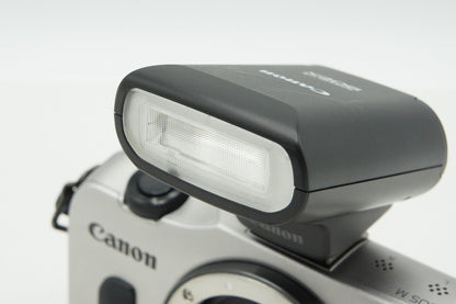 美品 Canon EOS M + EF-M 18-55mm IS STM レンズキット ミラーレス一眼カメラ シルバー スピードライト90EX付 260304a