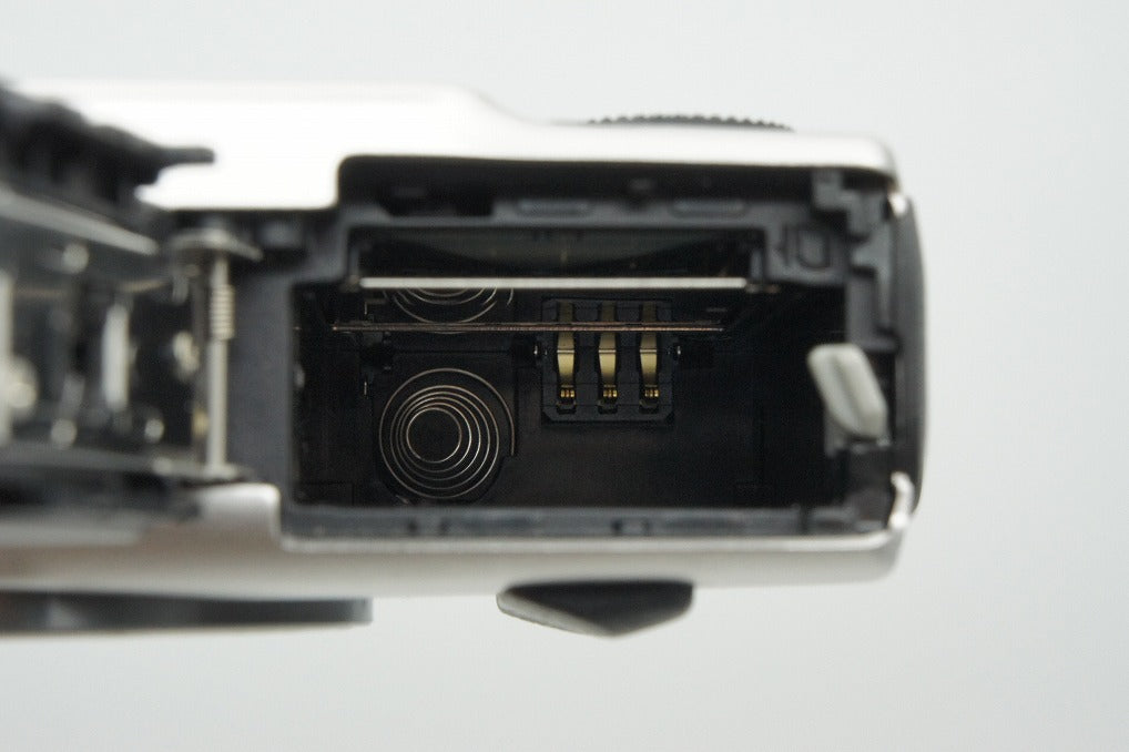 美品 Canon EOS M + EF-M 18-55mm IS STM レンズキット ミラーレス一眼カメラ シルバー スピードライト90EX付 260304a