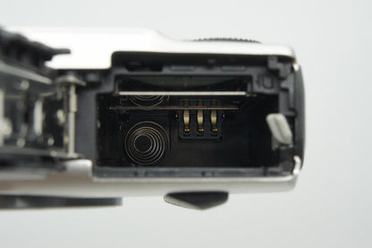 美品 Canon EOS M + EF-M 18-55mm IS STM レンズキット ミラーレス一眼カメラ シルバー スピードライト90EX付 260304a