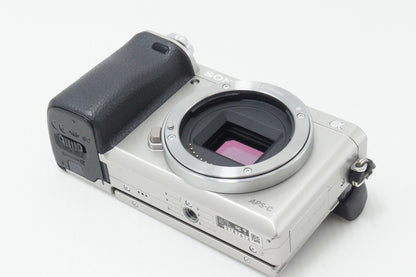 美品 SONY ソニー α6000 ボディ ILCE-6000 ミラーレス一眼カメラ シルバー 260529f