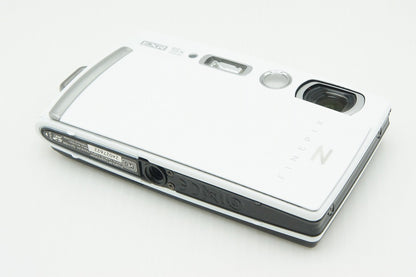 Excellent condition FUJIFILM FinePix Z1000EXR Compact Digital Camera White With original box 260309c