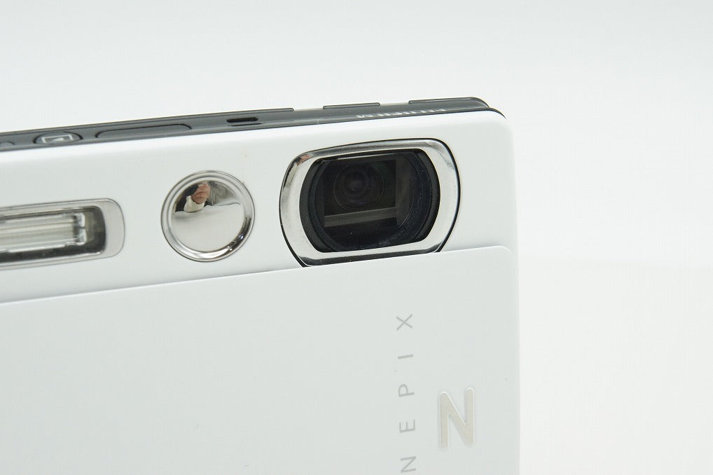 Excellent condition FUJIFILM FinePix Z1000EXR Compact Digital Camera White With original box 260309c