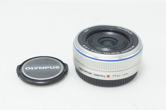 美品 OLYMPUS オリンパス M.ZUIKO DIGITAL 17mm F2.8 パンケーキレンズ AFレンズ シルバー マイクロフォーサーズ フィルター付 261008s