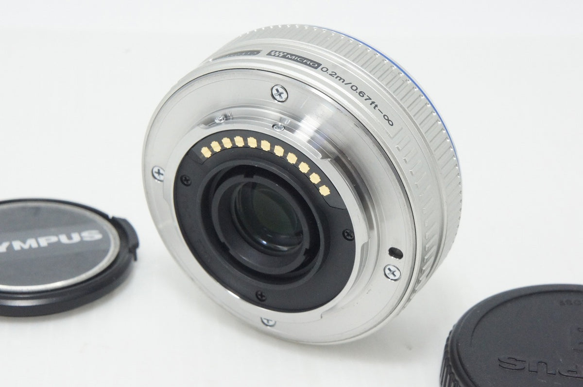 美品 OLYMPUS オリンパス M.ZUIKO DIGITAL 17mm F2.8 パンケーキレンズ AFレンズ シルバー マイクロフォーサーズ フィルター付 261008s