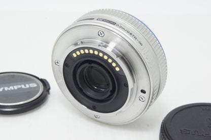 美品 OLYMPUS オリンパス M.ZUIKO DIGITAL 17mm F2.8 パンケーキレンズ AFレンズ シルバー マイクロフォーサーズ フィルター付 261008s