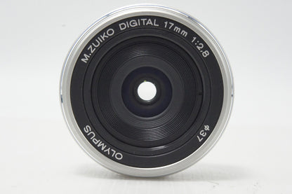 美品 OLYMPUS オリンパス M.ZUIKO DIGITAL 17mm F2.8 パンケーキレンズ AFレンズ シルバー マイクロフォーサーズ フィルター付 261008s